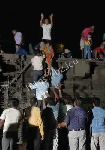 印尼列车碰撞现场细节