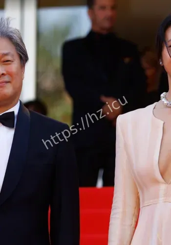 穿宽松上衣现身活动孕背景