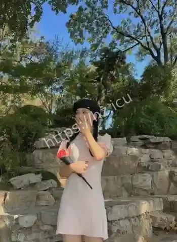 文静外表下面是浓密黑森林