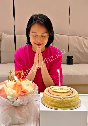 胡杏儿拜神照事件全程