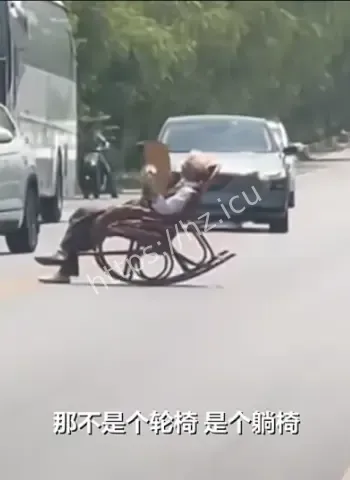 男子马路中间休息