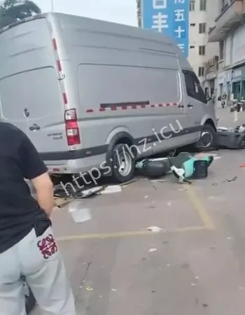 致2名路边行人遇难