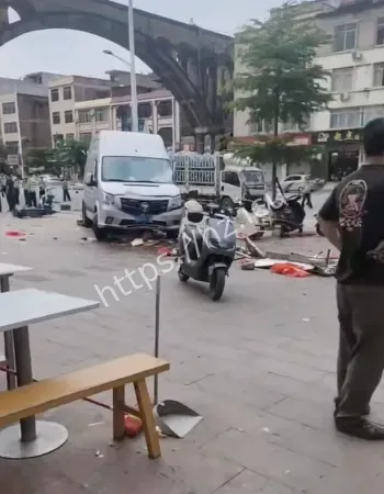 致2名路边行人遇难