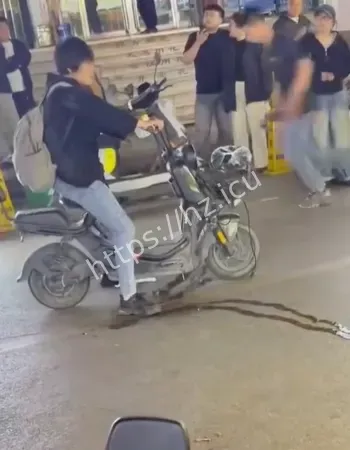 街头失态走红网络