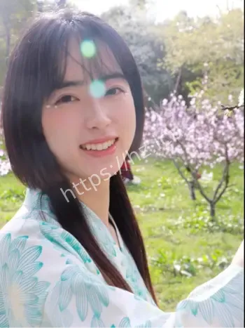 可爱女友穿肚兜自拍