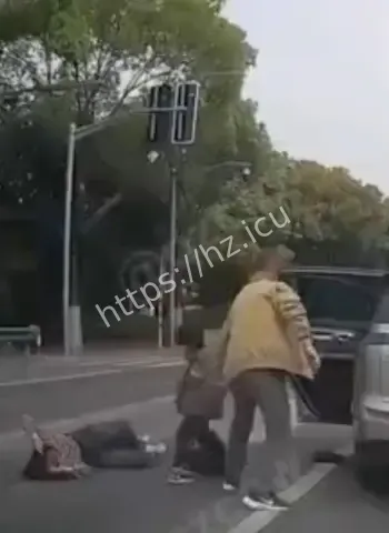 路中央暴打妻子