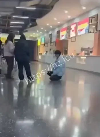 同时交往3女生当众下跪求饶