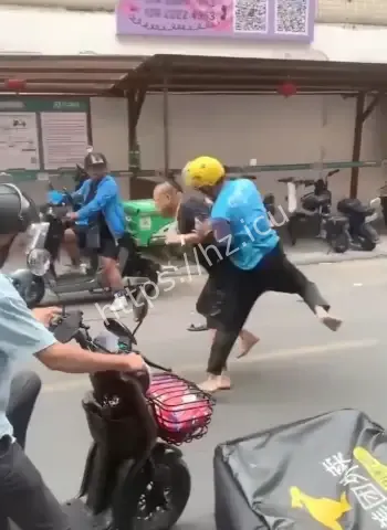 爆粗口耽误送餐现场失控