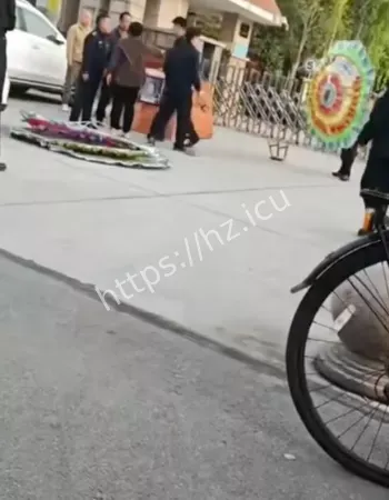 家属抬棺材堵校门口要赔偿