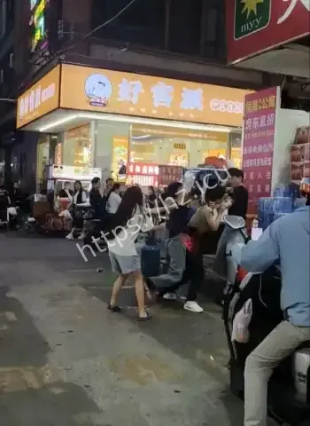 深圳街头四打一