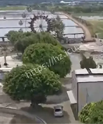 游乐园红裙女孩