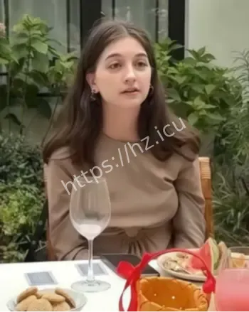 中俄交友团亲密互动争议