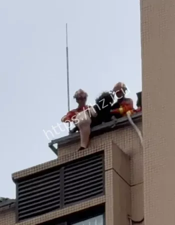 双腿被死死拽住