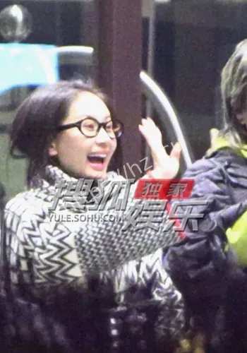 王子文深夜素颜会友聚餐