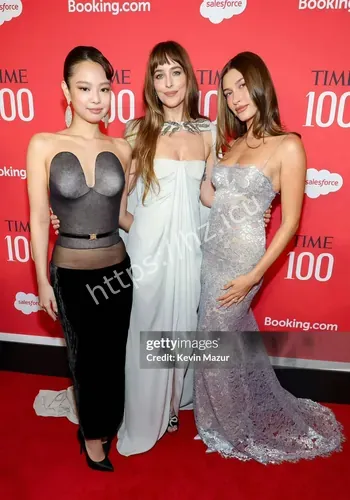 海莉美女们身材性感火