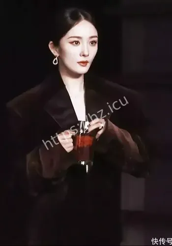 杨幂穿浅色古造型焦点