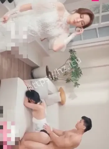 醉酒新郎躺旁边全程看直播