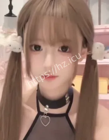 身穿各种制服