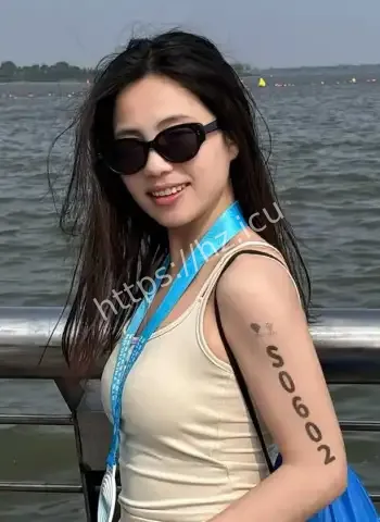 女选手泳衣滑落
