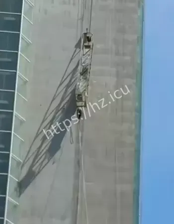 两工人悬百米高空