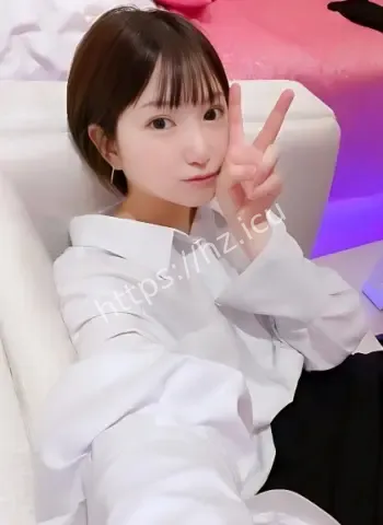 6女全裸叠塔浇香槟