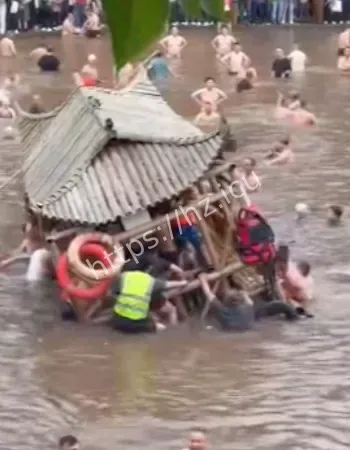 直接把船挤翻