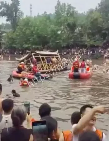 抢鸭子民俗活动