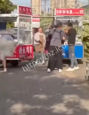 男子辣椒油泼脸