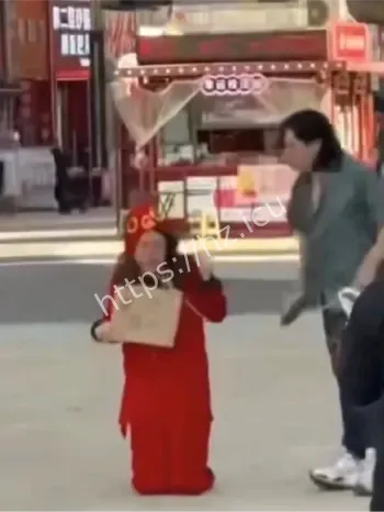 男子用链子牵引女子