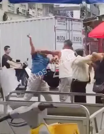 小贩持刀伤人事件