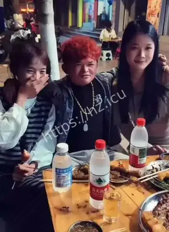与多名美女互动