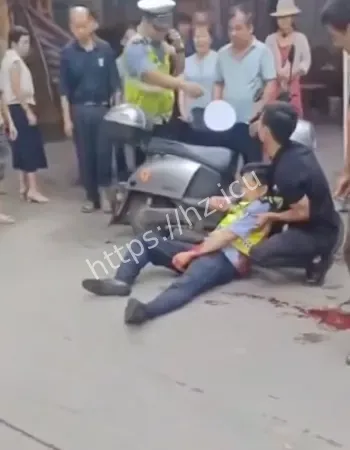 街头捅伤两名路人