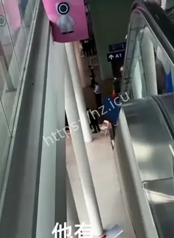 展现场遇男子持刀袭击