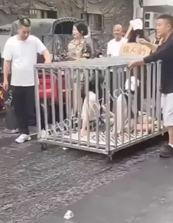路人围观拍照
