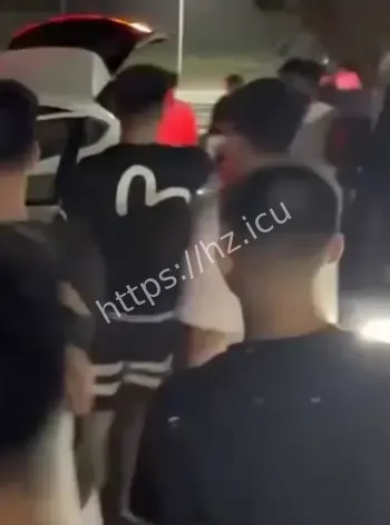 场面混乱如同古惑仔电影