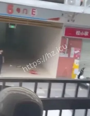 精神小伙砍完就跑