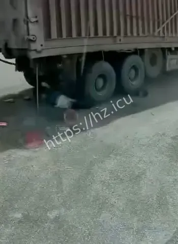 母子骑电动车