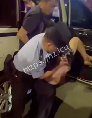 男友怒揍顾客