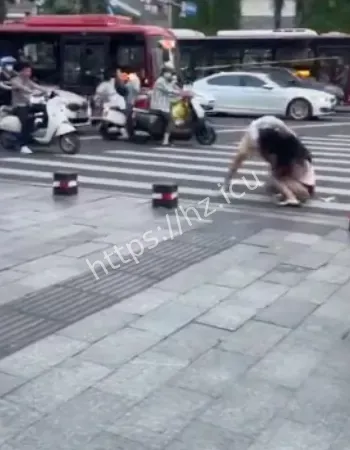 互扯衣服