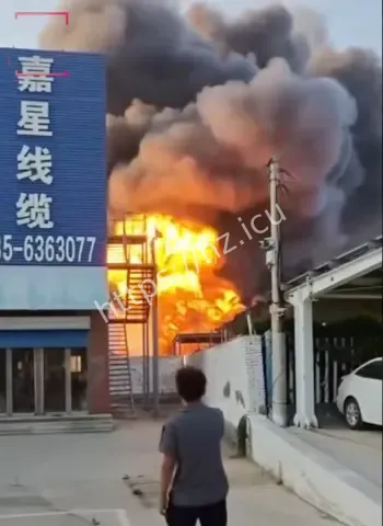 石蜡原料场大火烟雾弥漫