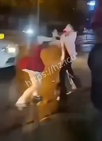 情侣街头吵架互撕