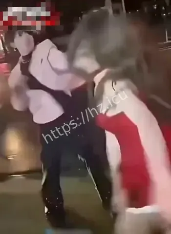 情侣街头吵架互撕