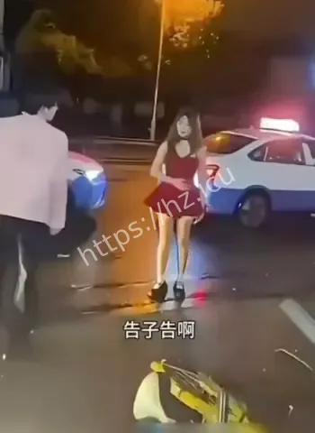 情侣街头吵架互撕