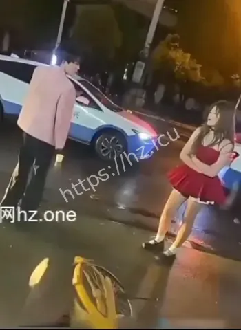 情侣街头吵架互撕