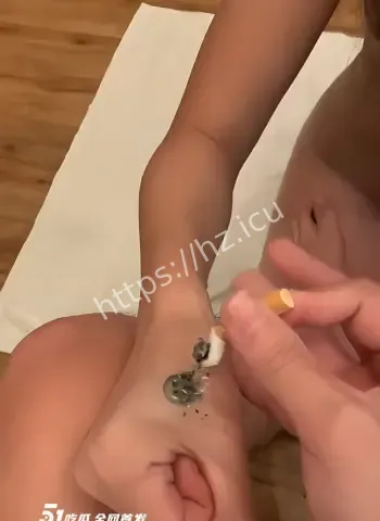 黑丝美女戴眼罩项圈被狂甩巴掌玩弄