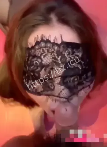 黑丝美女戴眼罩项圈被狂甩巴掌玩弄