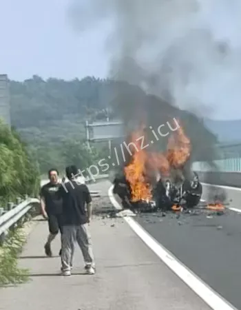 路人拍下惊险一幕