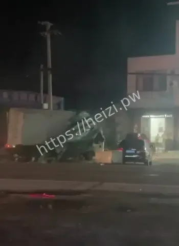 穿山镇发生货车撞人