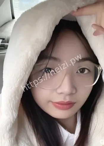清纯眼镜妹梁桦自慰