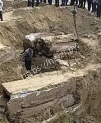 明代银镶绿宝石戒指出土